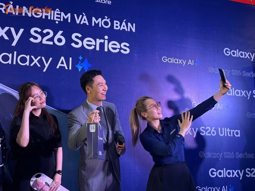 Ngoài ra, điện thoại chạy Android 16 với giao diện One UI 8.5, tích hợp bộ tính năng Galaxy AI và cam kết cập nhật phần mềm trong 7 năm. Samsung cũng nâng cấp công nghệ sạc nhanh có dây lên 60W và sạc không dây 25W, giúp rút ngắn thời gian nạp pin đáng kể cho thiết bị cao cấp này.