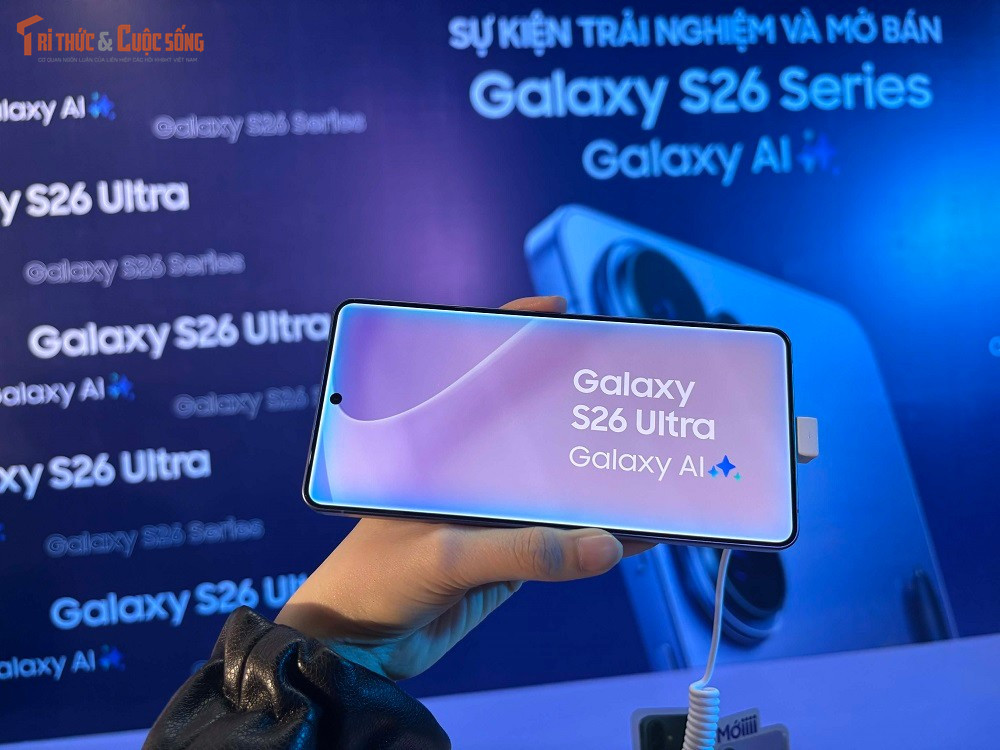 Điểm mới đáng chú ý là tính năng Privacy Display cho phép kích hoạt chế độ chống nhìn trộm chủ động, hạn chế góc nhìn từ hai bên để bảo vệ nội dung riêng tư.