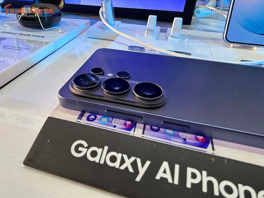 Mẫu flagship này gây chú ý với thân máy mỏng chỉ 7,9 mm và trọng lượng 214 g, trở thành chiếc Galaxy S Ultra mỏng nhất từ trước tới nay.