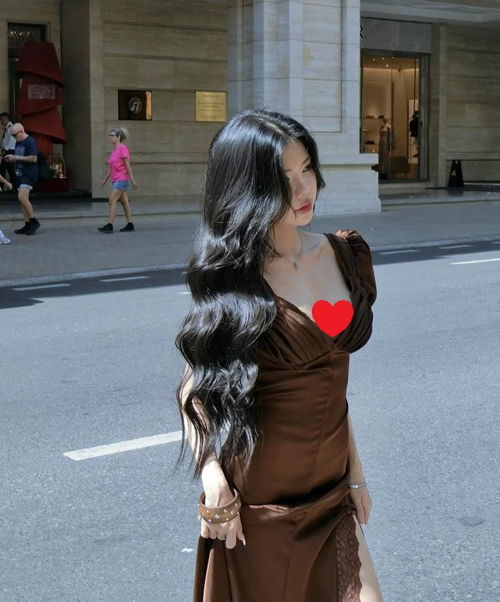 Mai Dora tiếp tục trở thành tâm điểm chú ý khi chia sẻ loạt ảnh dạo phố với phong cách thời trang quyến rũ quen thuộc.