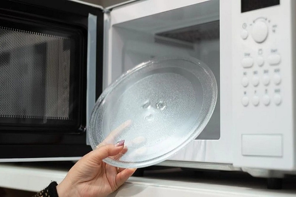 Kính được chọn làm vật liệu đĩa vì không hấp thụ hay phản xạ vi sóng, đảm bảo an toàn và tiết kiệm năng lượng.