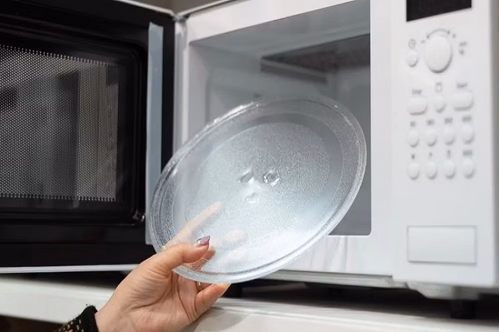 Kính được chọn làm vật liệu đĩa vì không hấp thụ hay phản xạ vi sóng, đảm bảo an toàn và tiết kiệm năng lượng.