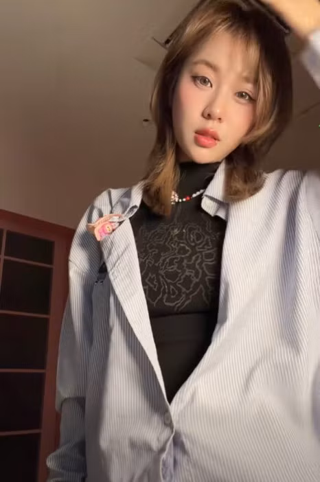 Mới đây, cô đăng tải clip thử trend múa kiếm đang hot trên TikTok Trung Quốc.