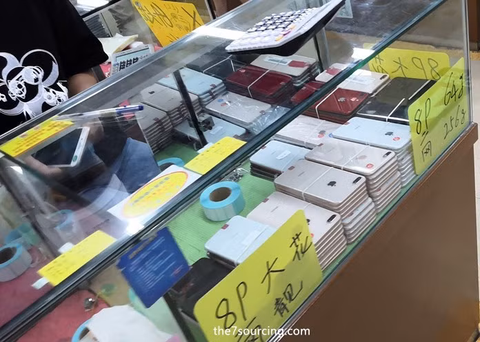 Tầng ba và bốn luôn đông nghịt các thương lái từ khắp nơi đổ về mua bán điện thoại theo lô, kể cả máy bị khóa iCloud. (Ảnh: the7electronics)