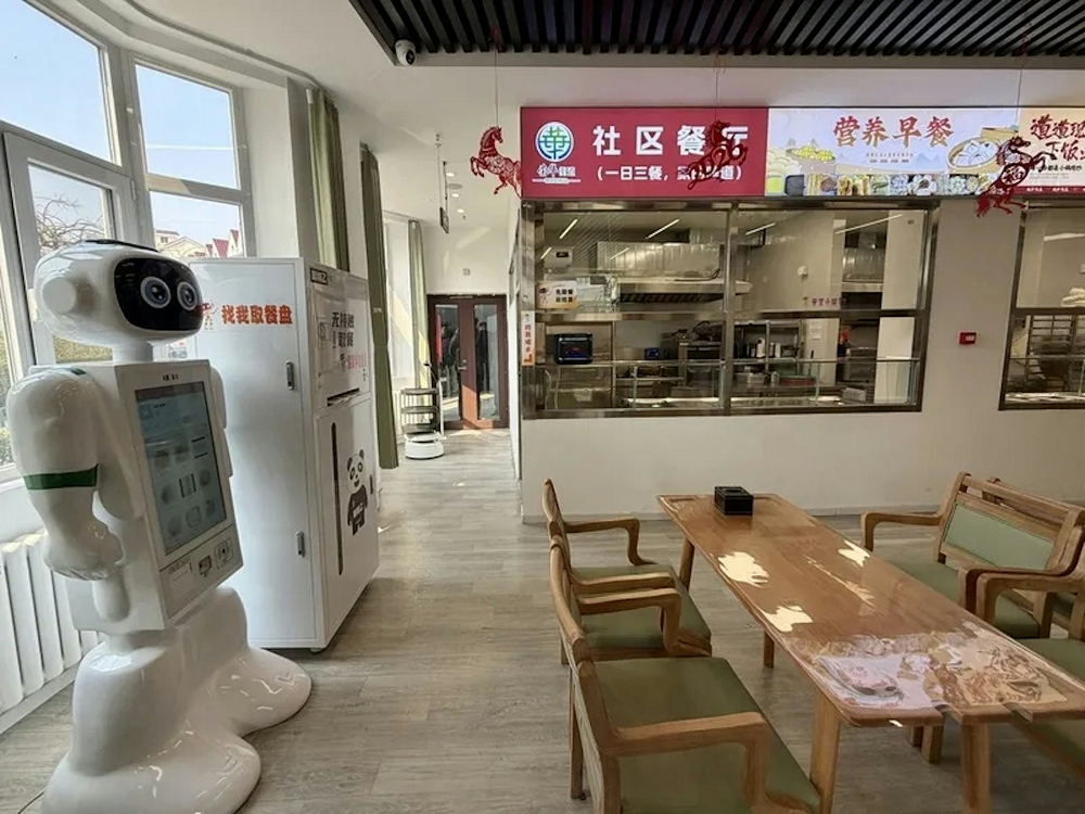 Tại Bắc Kinh, mô hình dưỡng lão bằng robot vừa chính thức đi vào hoạt động, mở ra cách chăm sóc người già hoàn toàn mới.