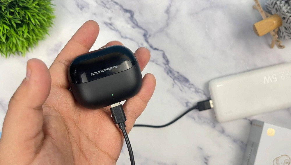 Thiết kế nhỏ gọn, đeo chắc tai cùng chuẩn kháng nước IP55 giúp tai nghe phù hợp cho nhu cầu sử dụng hằng ngày lẫn tập luyện nhẹ.