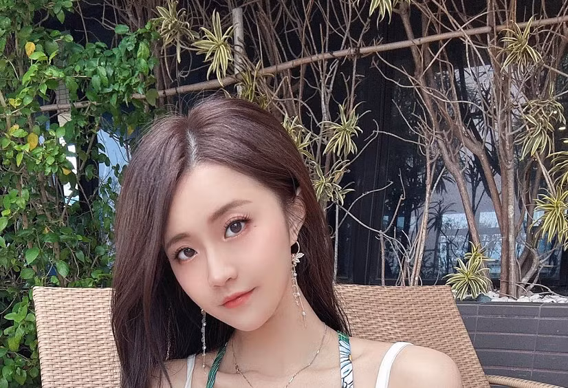 Trong loạt ảnh, MiMi diện trang phục cắt xẻ táo bạo nhưng vẫn giữ nét tinh nghịch của D.Va.