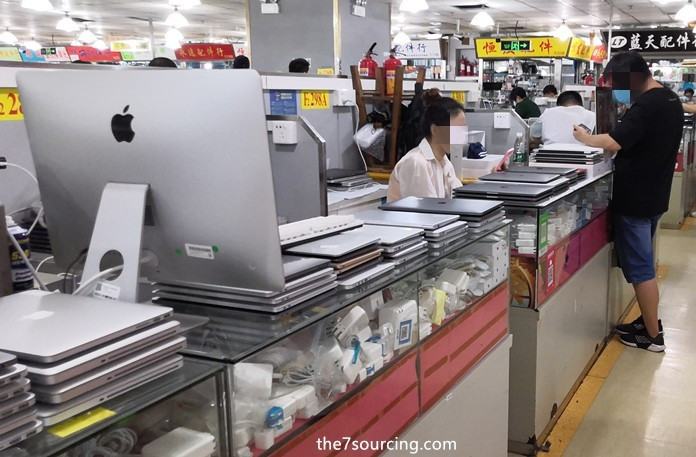 Các thương nhân quốc tế từ Pakistan, Libya… đến đây để mua điện thoại khóa mạng hoặc máy “có ID” giá rẻ. (Ảnh: the7electronics)