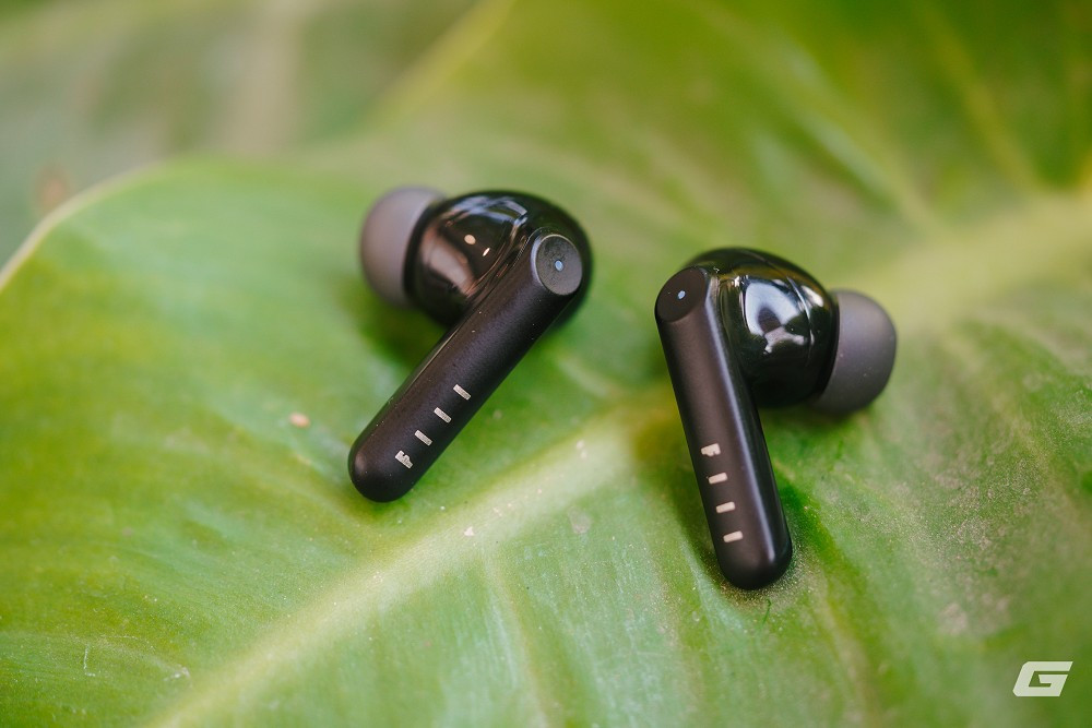 Thời lượng pin đạt 7,5 giờ, tổng cộng 35 giờ với hộp sạc, giảm khi bật ANC.(Genk)