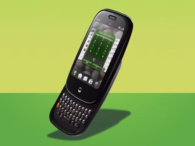 Palm Pre đi trước thời đại với hệ điều hành webOS, đa nhiệm thẻ, cử chỉ điều hướng và sạc không dây từ 2009.