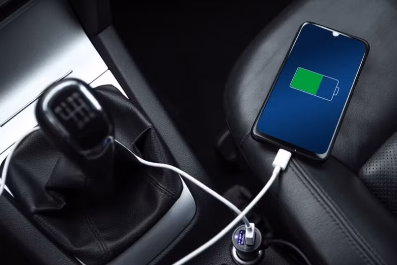 Không chỉ điện thoại bị ảnh hưởng, các thiết bị điện tử khác kết nối với nguồn điện ô tô cũng có thể gặp rủi ro tương tự, thậm chí dẫn đến hỏng hóc nghiêm trọng nếu dòng điện dao động mạnh.