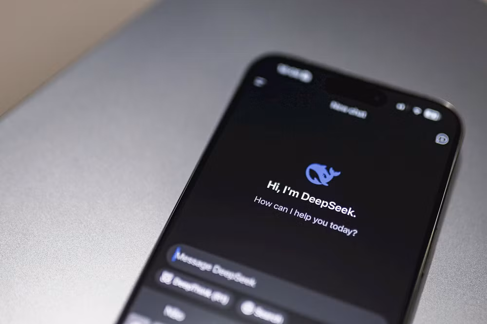 Tuy nhiên, Trung Quốc đã nhanh chóng đáp trả bằng các sản phẩm như DeepSeek, chứng minh khả năng phát triển AI với chi phí thấp và tốc độ đáng kinh ngạc.