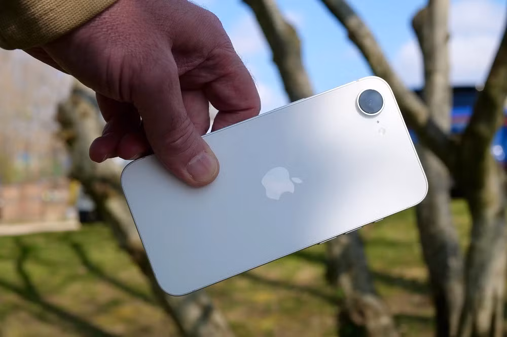 Việc bổ sung MagSafe giúp chiếc iPhone này kết nối tốt hơn với hệ sinh thái phụ kiện ngày càng phong phú của Apple.