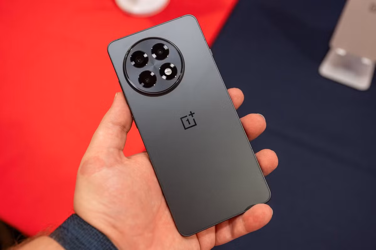 OnePlus 13R mang màn hình lớn 6.78 inch, chip Snapdragon 8 Gen 3 và pin 6.000mAh với sạc nhanh 80W.