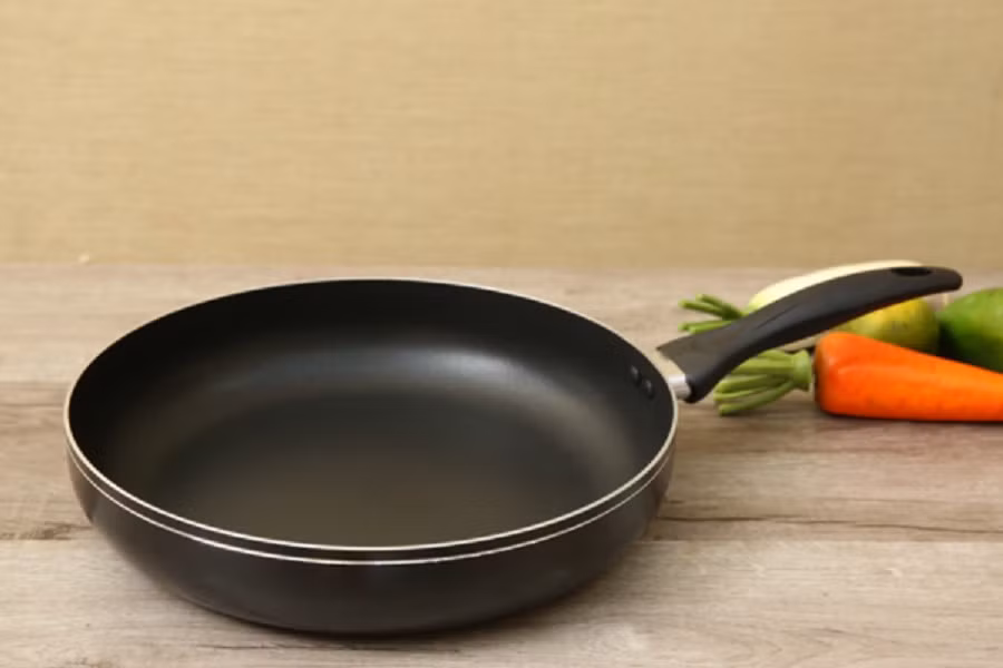 Điều khiến người dùng lo lắng không nằm ở Teflon mà ở PFOA, một hóa chất từng được sử dụng trong quá trình sản xuất Teflon.