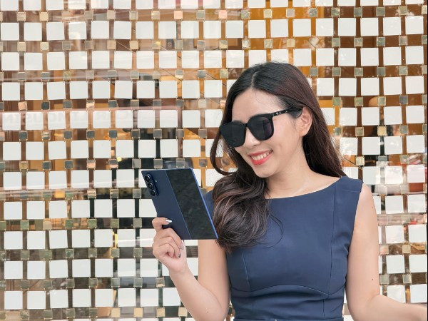 Thiết kế gập linh hoạt của Galaxy Z Fold7 và Galaxy Z Flip7 giúp người trẻ dễ dàng sáng tạo góc chụp mà không cần phụ kiện hỗ trợ.