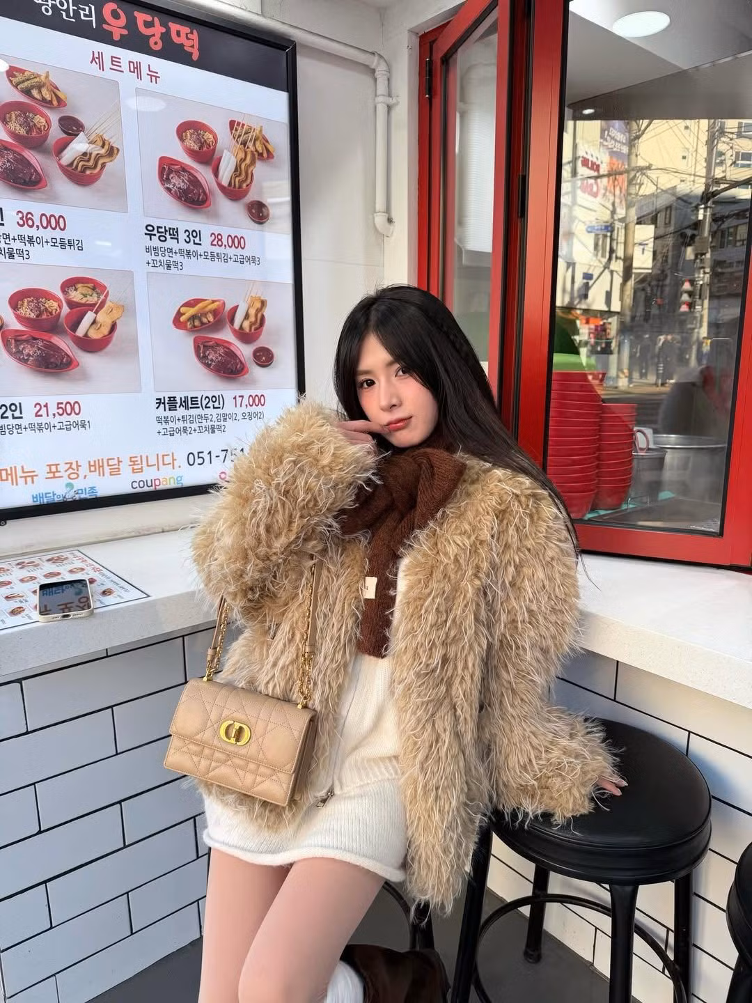 Bối cảnh đường phố Busan cùng ánh nắng dịu nhẹ càng làm nổi bật gương mặt xinh xắn và làn da sáng của cô nàng.