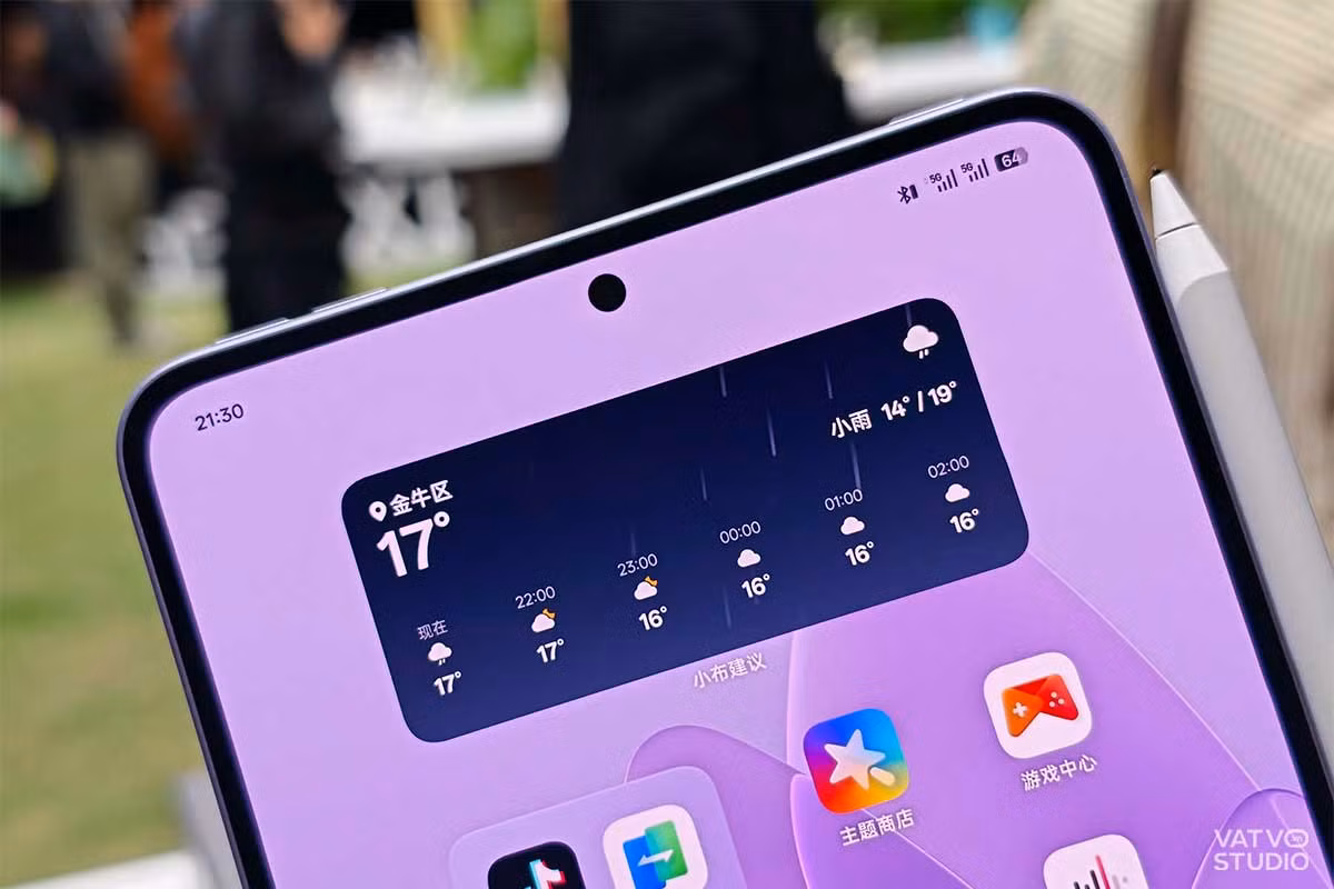 Đi kèm là viên pin 8000mAh hỗ trợ sạc nhanh 67W, cho phép xem video liên tục gần 20 giờ và tích hợp sạc bypass giúp giảm nhiệt khi vừa chơi vừa sạc.(Ảnh: Vatvostudio)