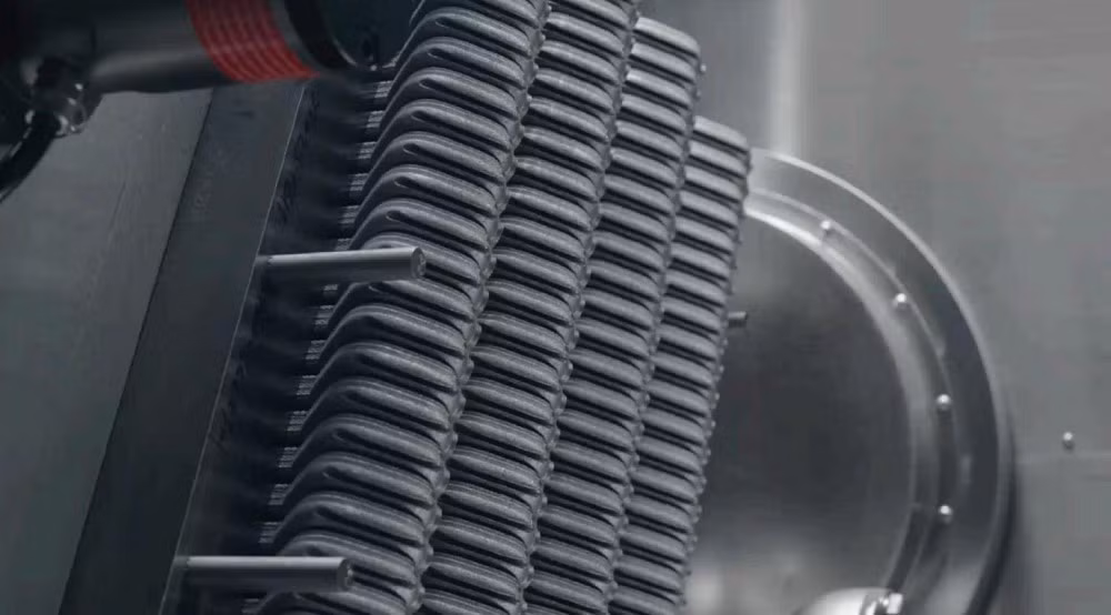 Quy trình in mất 20 giờ với hơn 900 lớp vật liệu, tạo nên khung vỏ bền chắc và tinh xảo.