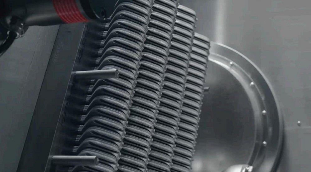 Quy trình in mất 20 giờ với hơn 900 lớp vật liệu, tạo nên khung vỏ bền chắc và tinh xảo.