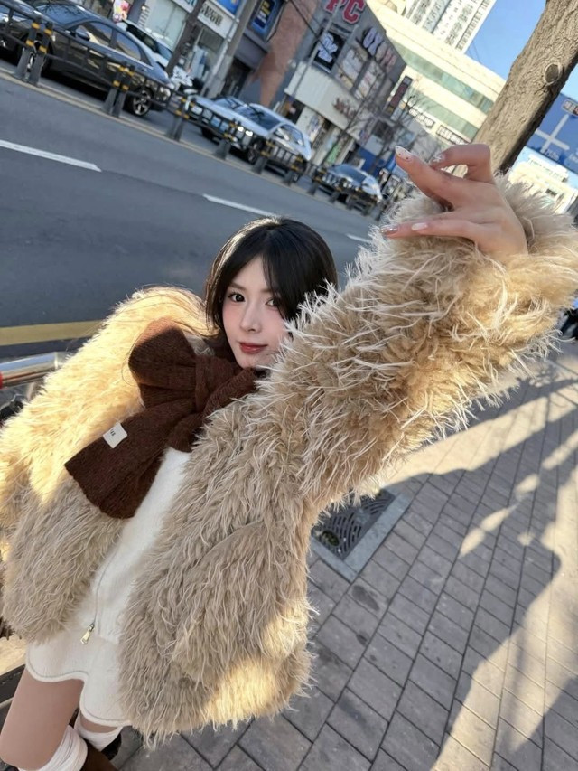 Mới đây, Quỳnh Alee khiến cộng đồng mạng xôn xao khi đăng tải loạt ảnh dạo chơi trên đường phố Busan, Hàn Quốc.