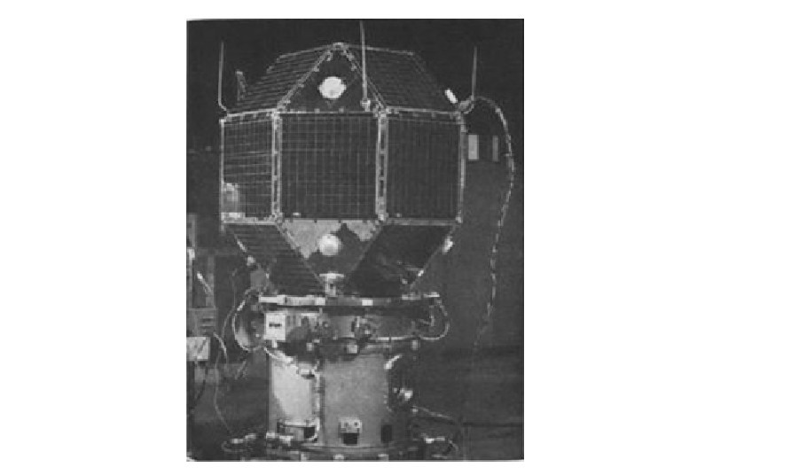 Đến năm 2013, nhà thiên văn nghiệp dư Phil Williams ở Anh bất ngờ phát hiện tín hiệu lặp lại bốn giây phát ra từ LES-1.