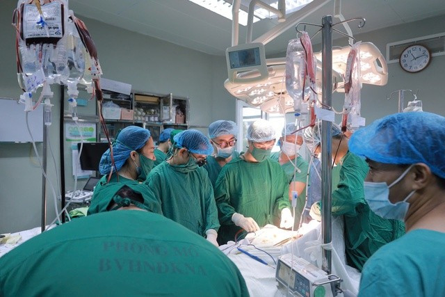 Các bác sĩ Bệnh viện Hữu nghị Đa khoa Nghệ An đang phẫu thuật cấp cứu cho điều dưỡng Trang.