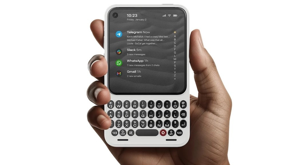 Clicks Communicator cũng gây chú ý khi kết hợp tinh thần BlackBerry với Android 16 và cấu hình mới.