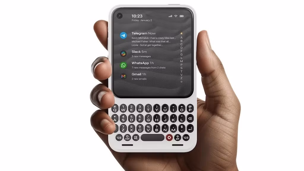 Clicks Communicator cũng gây chú ý khi kết hợp tinh thần BlackBerry với Android 16 và cấu hình mới.