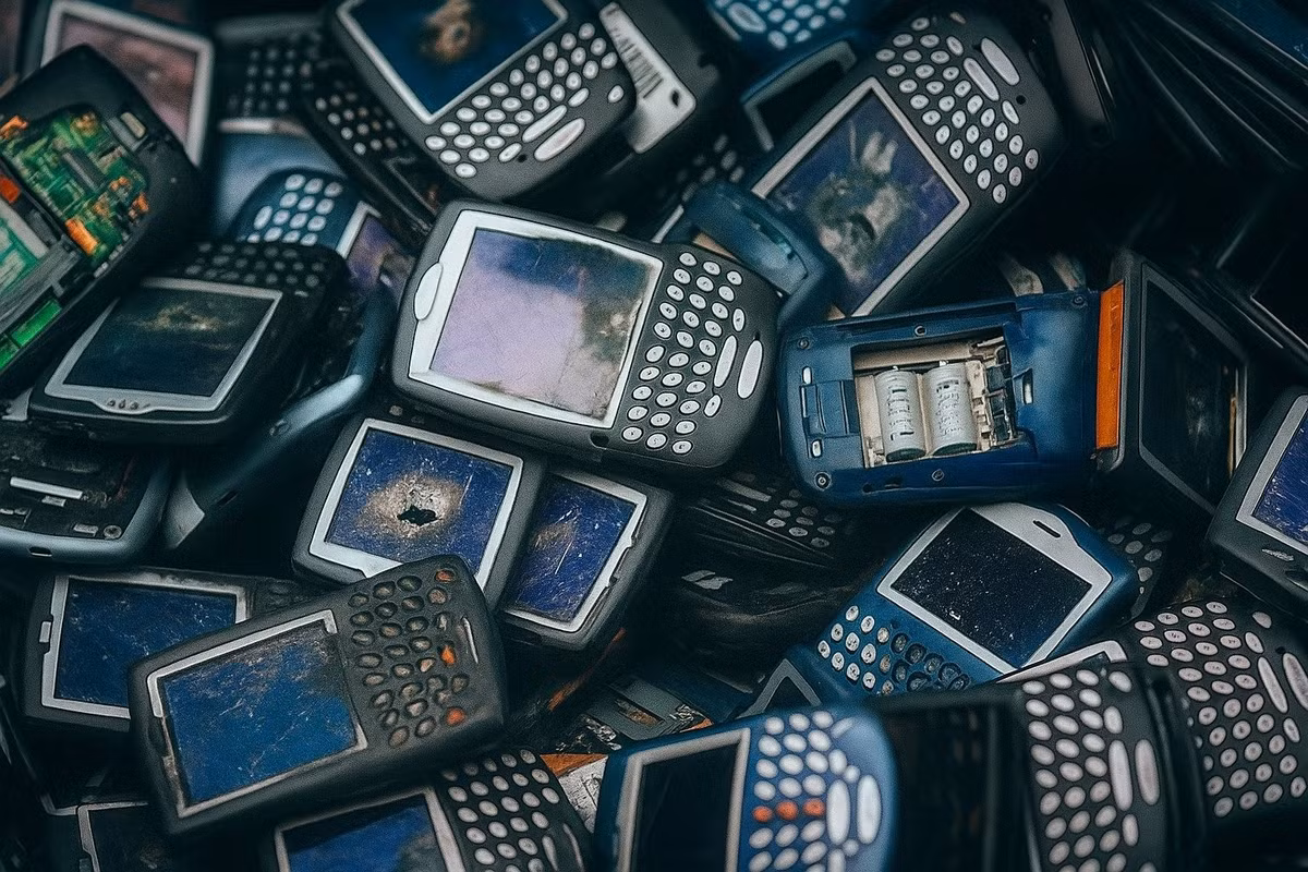 Sự bảo thủ trong chiến lược và hệ điều hành riêng khiến BlackBerry lỡ nhịp với thị trường và tụt hậu nhanh chóng.(Ảnh:markettimes.vn)