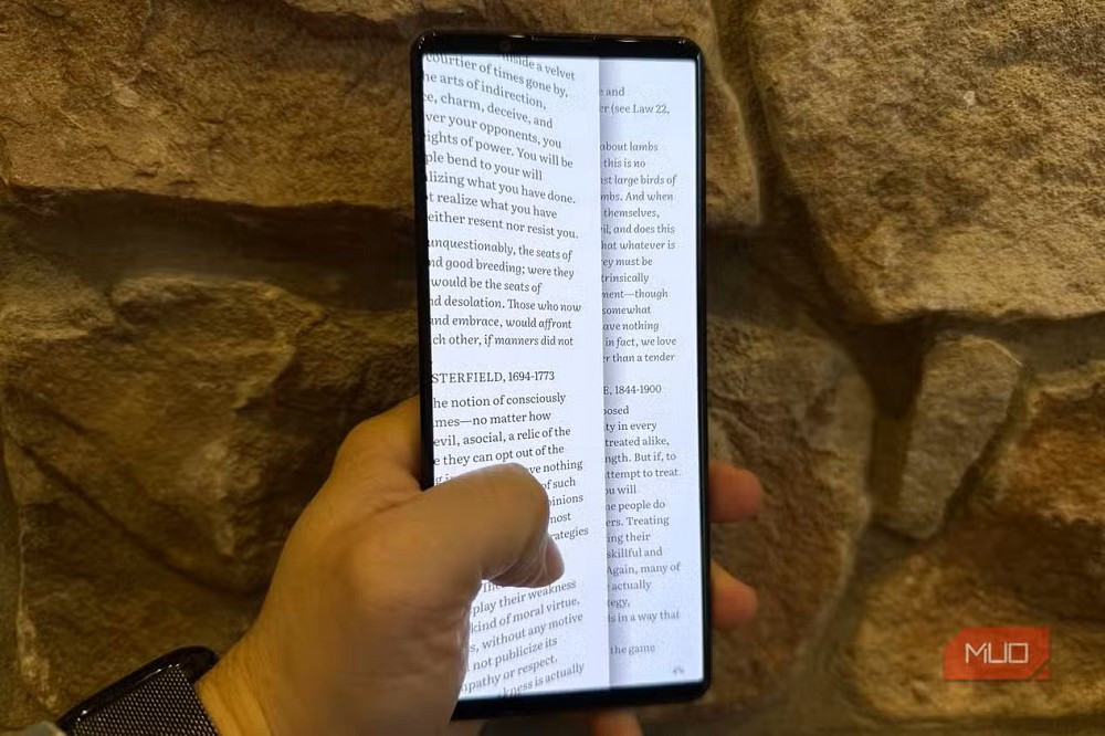 Tổng cộng 6,4 triệu điểm ảnh kết hợp OLED 120Hz mang lại trải nghiệm thị giác đỉnh cao.(Ảnh: MUO)