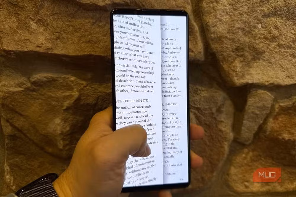 Tổng cộng 6,4 triệu điểm ảnh kết hợp OLED 120Hz mang lại trải nghiệm thị giác đỉnh cao.(Ảnh: MUO)