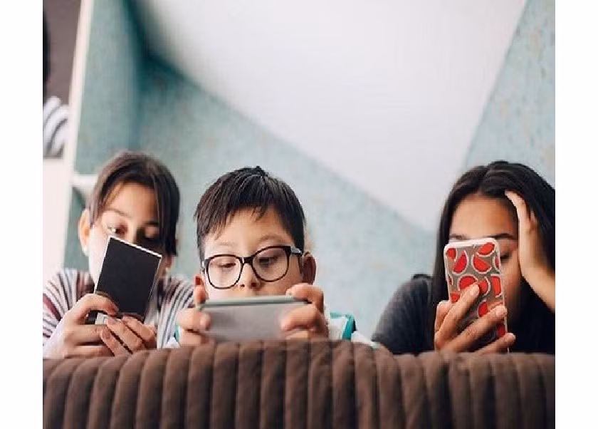 Dù mang lại lợi ích, điện thoại vẫn khiến nhiều người thành “nô lệ màn hình”.