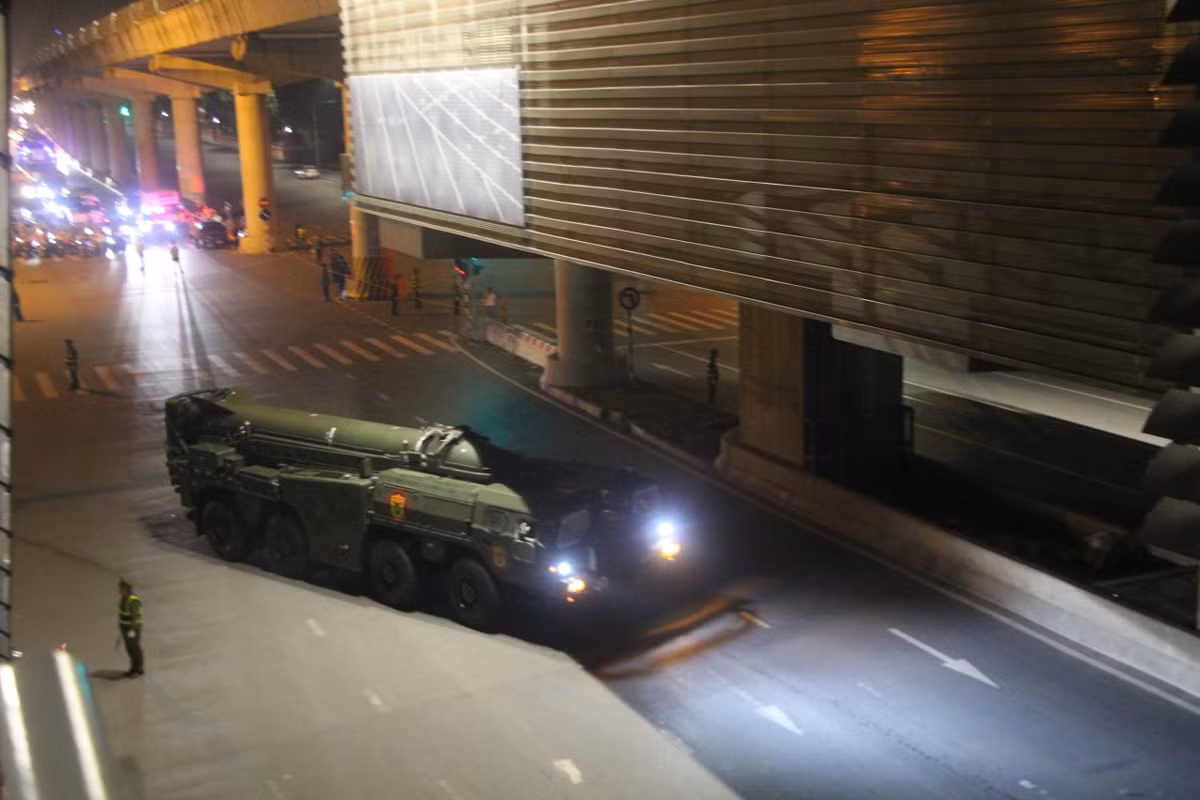 Theo ghi nhận của PV lúc 3h20, đoàn xe pháo quân sự bánh lốp cùng các phương tiện đặc chủng của lực lượng Công an đã xuất phát từ Trường đua F1, qua Lê Đức Thọ tiến thẳng về khu vực quảng trường Ba Đình để tham gia Lễ diễu binh, diễu hành cấp quốc gia kỷ niệm 80 năm Quốc khánh nước Cộng hòa Xã hội Chủ nghĩa Việt Nam.