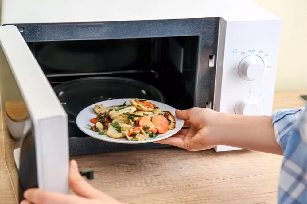 Chính chuyển động xoay tưởng chừng đơn giản này đã giúp lò vi sóng trở thành thiết bị tiện lợi và an toàn trong mọi gian bếp hiện đại.