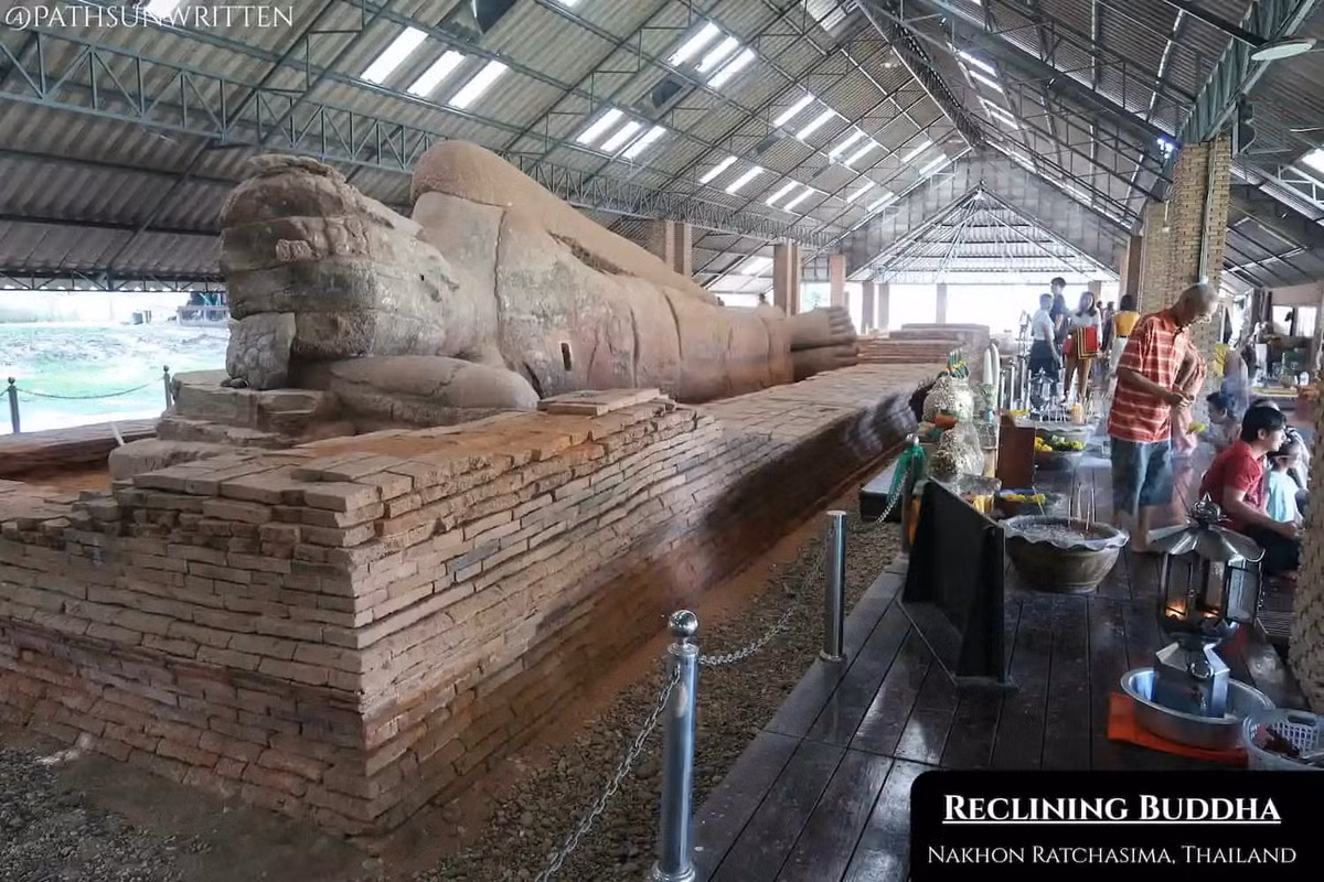 Ngoài ra, một khối đất cứng chứa ba tấm kim loại xếp chồng sau đầu tượng Phật nằm cũng được xác định là vật phẩm nghi lễ chôn cất.(Ảnh: Paths Unwritten)