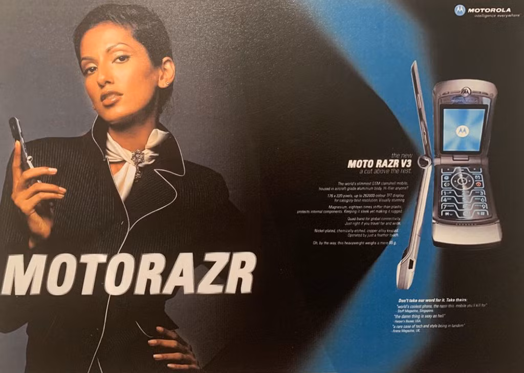 Thế hệ 8x, 9x hẳn không quên cảm giác gập máy nghe tiếng “tách” đầy kiêu hãnh.