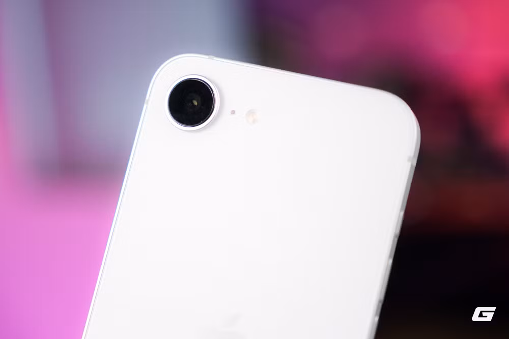 iPhone 17e trang bị chip A19 tiến trình 3nm, hiệu năng mạnh hơn 15% so với đời trước.(Ảnh: Genk)