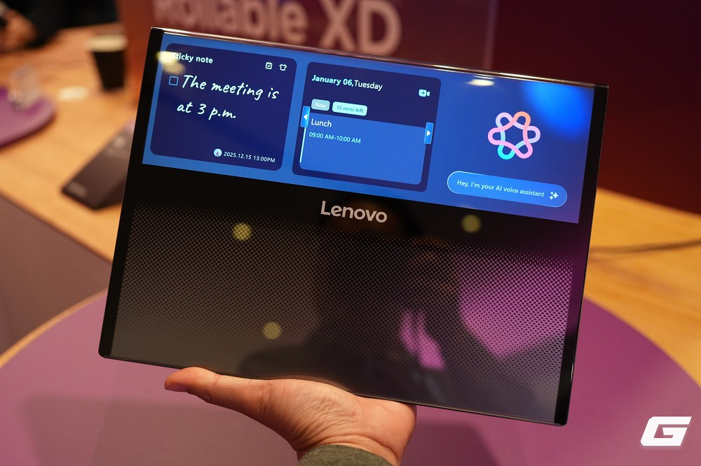 Điểm đột phá nằm ở màn hình OLED linh hoạt có thể cuộn ngược ra phía sau nắp máy thay vì cố định như laptop truyền thống.(Ảnh: Genk)