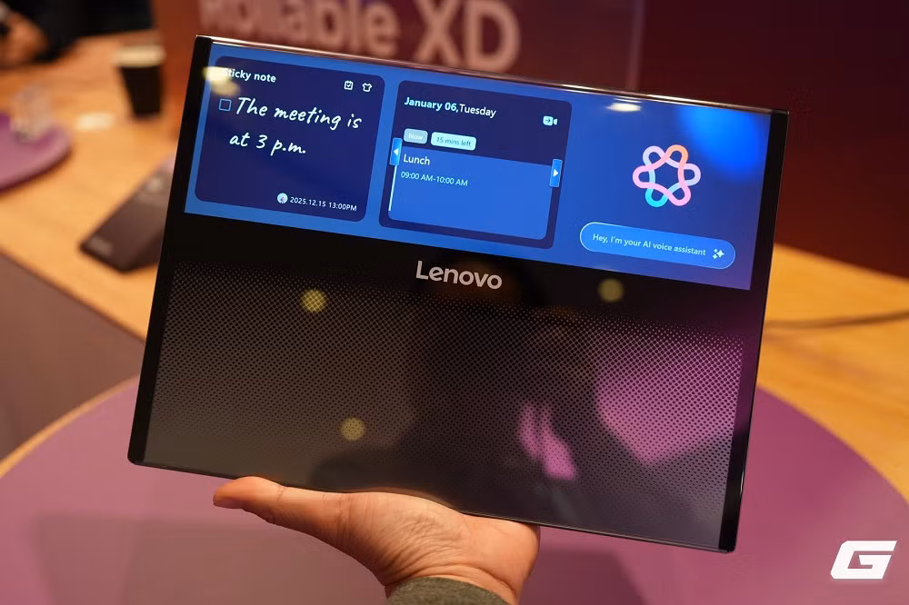 Điểm đột phá nằm ở màn hình OLED linh hoạt có thể cuộn ngược ra phía sau nắp máy thay vì cố định như laptop truyền thống.(Ảnh: Genk)