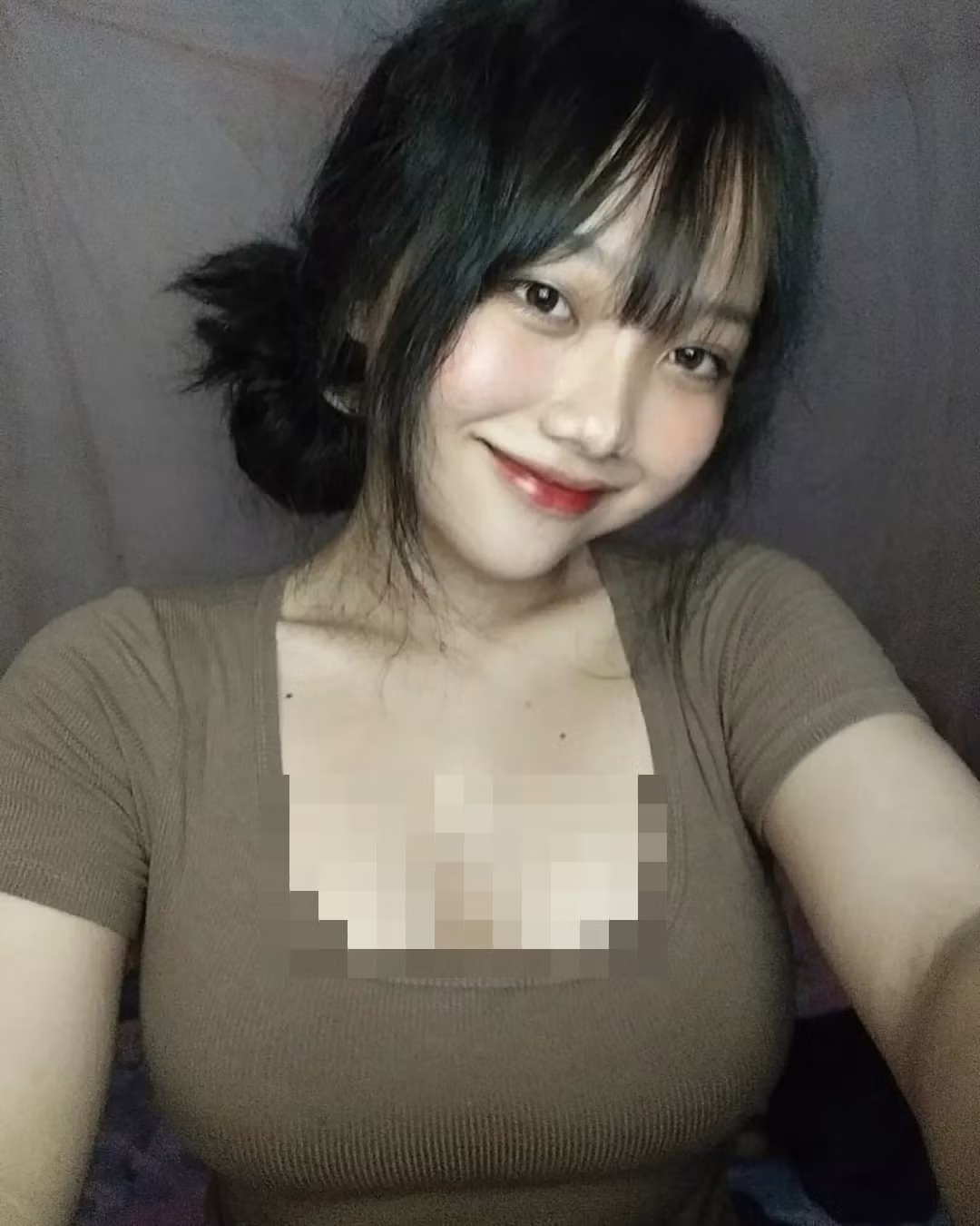 Visual của cô nàng mới là yếu tố khiến cộng đồng phải “đứng hình” khi khoe ảnh diện đầm xanh mint, búi tóc nhẹ và nụ cười rạng rỡ.