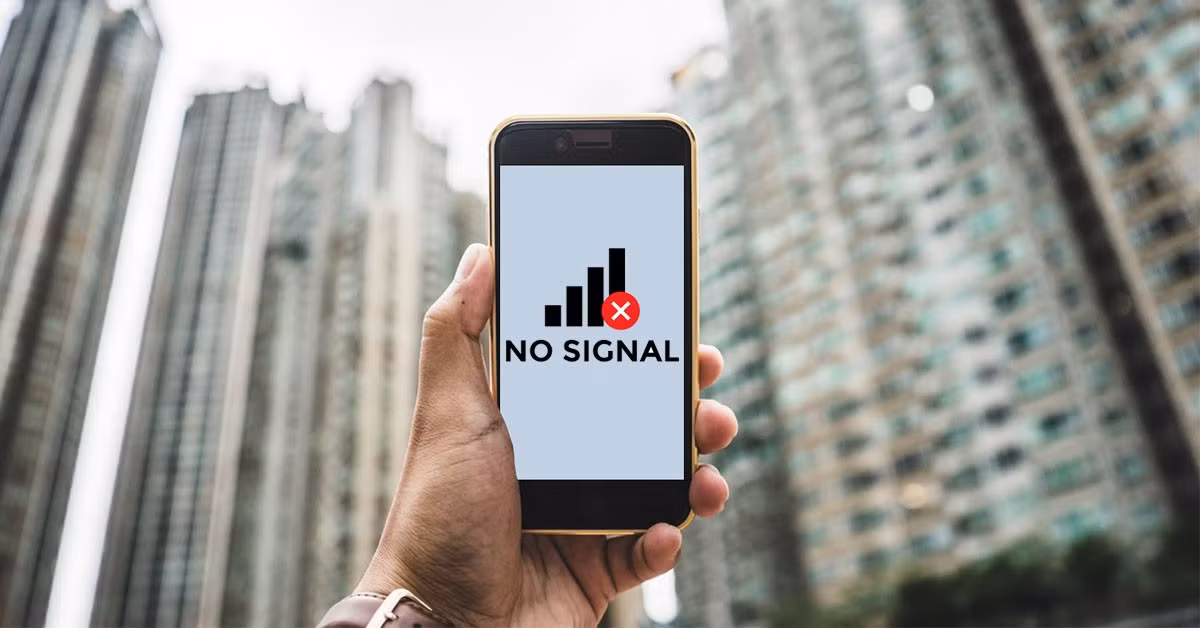 Dấu hiệu dễ nhận biết nhất là điện thoại bỗng mất sóng dù vẫn hoạt động bình thường hoặc không nhận được mã OTP từ ngân hàng.