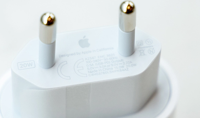 Dù thị trường có nhiều lựa chọn rẻ hơn, củ sạc Apple vẫn được ưa chuộng nhờ độ tin cậy chính hãng.