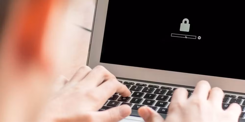 Trong trường hợp nghi ngờ, cách an toàn nhất là kiểm tra trực tiếp trên thiết bị hoặc liên hệ ngân hàng và đổi mật khẩu ngay lập tức để bảo vệ tài khoản.