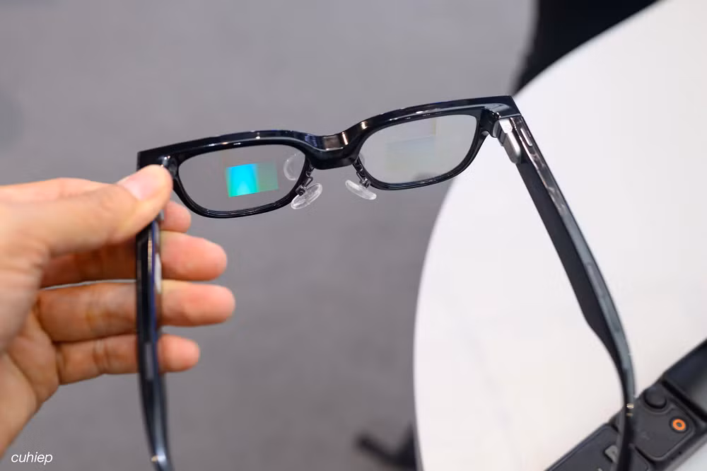 Người dùng sớm lại phàn nàn kính nặng, pin yếu, nóng khi đeo lâu và hầu hết chức năng có thể thay thế bằng điện thoại.