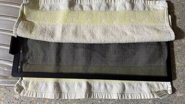 Sau khi rửa sạch, người dùng nên để ráo nước hoặc dùng khăn mềm thấm nhẹ mà không bóp méo tấm lọc.