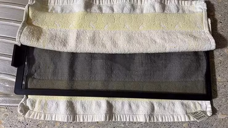 Sau khi rửa sạch, người dùng nên để ráo nước hoặc dùng khăn mềm thấm nhẹ mà không bóp méo tấm lọc.