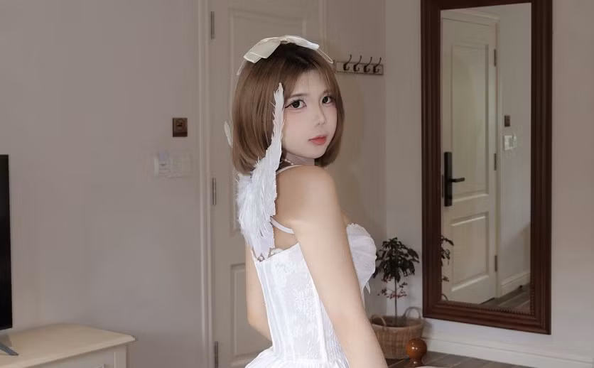 Hà Phương Boo gây chú ý khi tham gia trend “váy xanh” đang làm mưa làm gió trên mạng xã hội.