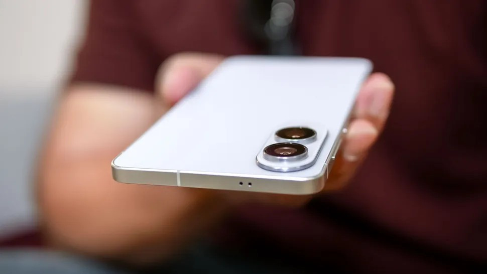 Tuy nhiên, máy không có camera tele, một điểm yếu khó bỏ qua với phân khúc cao cấp.