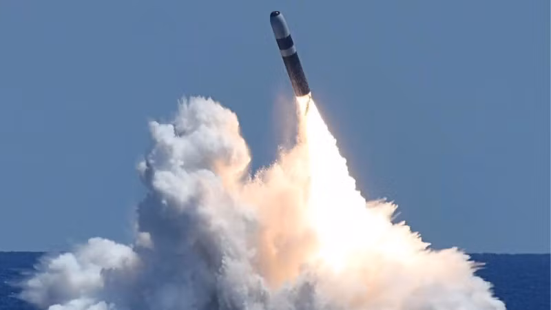 Mỗi tàu có khả năng phóng tên lửa Trident mang nhiều đầu đạn hạt nhân từ bất kỳ vị trí nào dưới mặt biển.(Ảnh: Giáo dục thời đại)